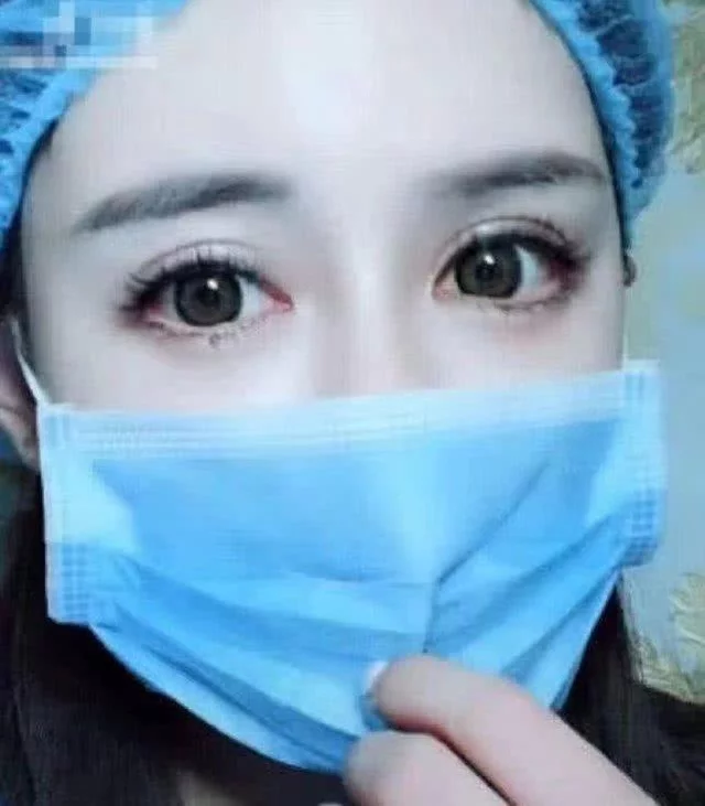 土豪女整容成功,恢复好摘掉口罩那一瞬间 网友:上帝整的 -第2张图片-爱站屋博客 土豪女整容成功,恢复好摘掉口罩那一瞬间 网友:上帝整的 -第2张图片-爱站屋博客