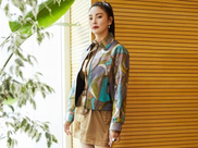 气质女神大红色紧身裤张扬个性，走路带风尽显健身美