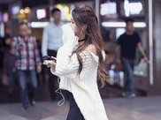 赵丽颖穿白裙超仙，却不知从哪刮来阵“妖风”，惊现眯眯眼好萌！