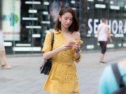 街拍：玲珑的身材搭配火红的连衣裙，岂止惊艳，有点爱上小姐姐了