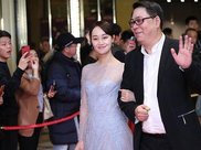 气质小姐姐露肩装大秀健康小麦肤色，热裤尽显逆天大长腿