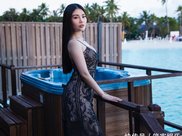 街拍：身材丰腴，阳光灿烂的翘臀性感美女