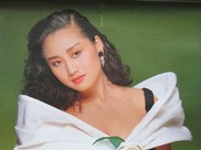 陈乔恩真大胆！穿的紧身的上衣还勒变形了 网友：隔着屏幕觉得疼