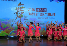 风林绿洲社区《舞蹈队站在草原望北京》