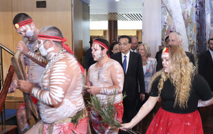 澳大利亚土著人以传统舞蹈欢迎中国总理 