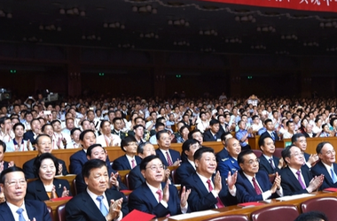 习近平与众领导人观看中国共产党成立95周年音乐会