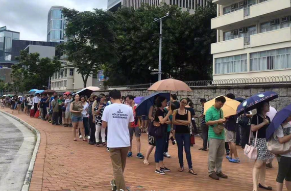 万人空巷看航母！香港市民雨中排逆天长队领票