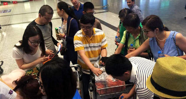 中国驻伊领馆人员为滞留机场的中国游客送来食物