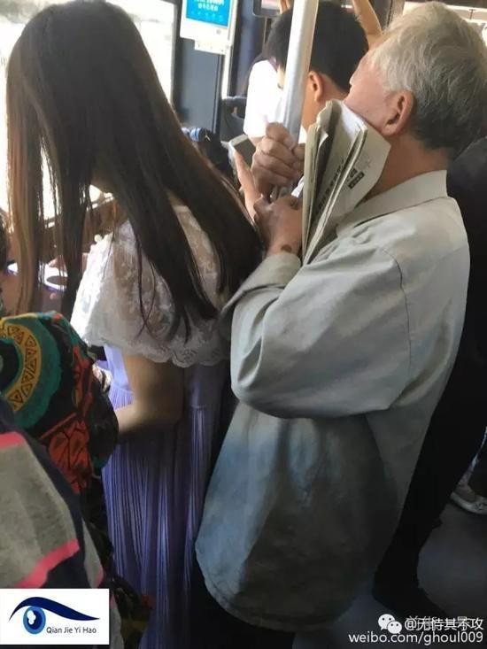 "老流氓"公交车上紧贴乱摸女生 已嚣张多年