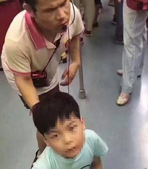 8岁男童地铁乞讨调查：哥哥求妈“别让他跪着”