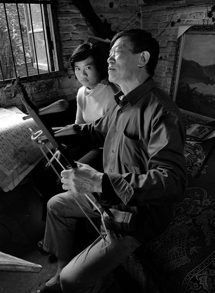 父亲宁坐牢不送女儿上学 10年家教无成果