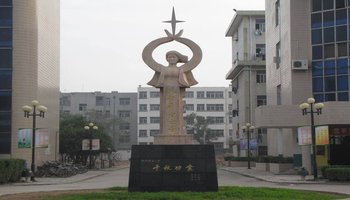 1莘州中学简介 莘州中学建立在原莘县一中之上的国有公办高中,在各级