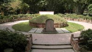 墓体直径约三米,由三层红 砂条石砌成圆形墓基,环墓为一米宽的墓基
