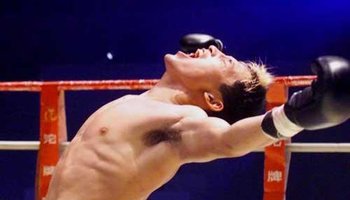 75公斤级别赛中,"白眉大侠"苑玉宝是一个重量级的选手,有"神腿王"之