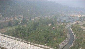 位于西安东南约45公里处的蓝田县汤峪镇,终南山石门岭东端,西峰山的