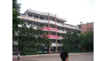 学校简介宜宾市第八中学校始建于1940年,由宜宾县商会会长刘叙光及