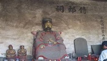 根据道观里的居士介绍和《连城沈氏族谱》记载,侍郎祠里供奉的是清流