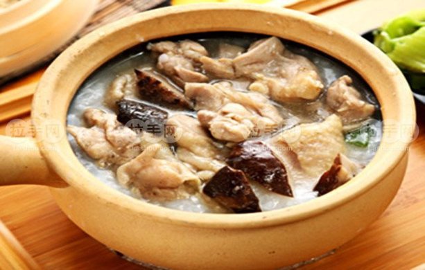 乡下鸡煲粥1份,免费停车,周围带有田园环境