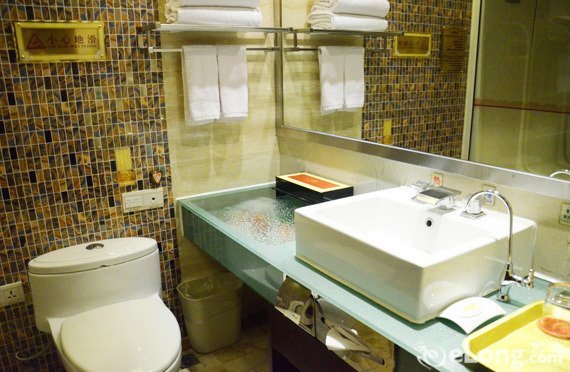 【珠海昌安假日酒店】豪华房(只限5楼、6楼)住