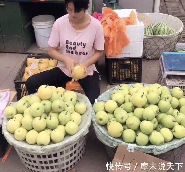 19岁女学生摆摊卖水果，每天都能见到她，为省钱自己带锅做午饭