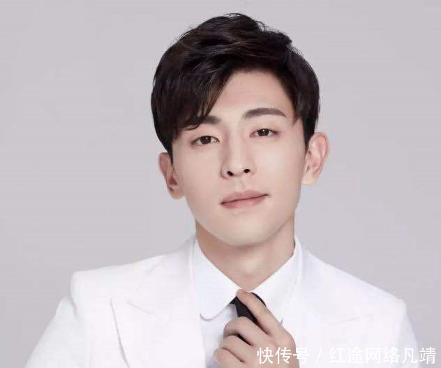 邓伦微博发自拍,忘记P掉所喝饮料,粉丝发现了