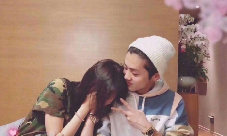 鹿晗带关晓彤韩国旅游,两人同享一件衣服,不止