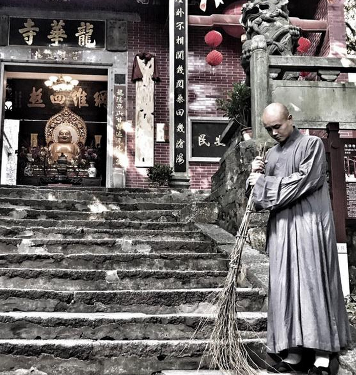 乐嘉变身扫地僧 , 真的出家还是摆拍?