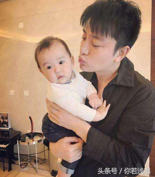 伊能静老公抱娃像拎公文包,霍建华小心翼翼,杨