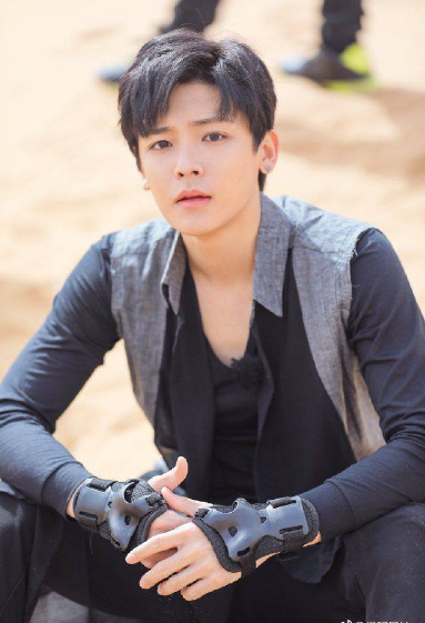 郑爽与小鹿晗侯明昊搭档新剧,喊话网友:不好