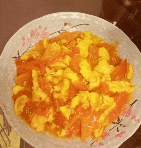 关晓彤时隔一年再晒下厨照，贤妻良母范十足的她被赞有教养又朴实