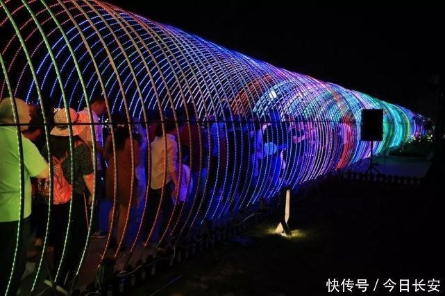 城魔了!西安昆明池鹊桥灯光秀,美炸天