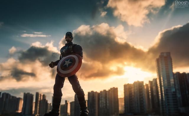 复联四:当美队拿起雷神的锤子时,雷神脱口4个