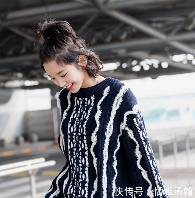 白条纹长款毛衣真显瘦,换个发型美成初恋!