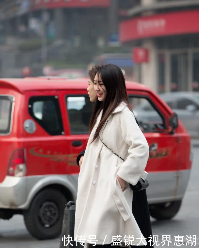 重庆街拍,宝石蓝的毛衣色彩明亮却毫不俗气