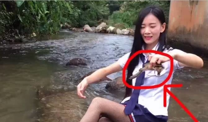 小衣服在河边洗美女,上爬明星看到来一个东西拍石板体祼美女棚图片