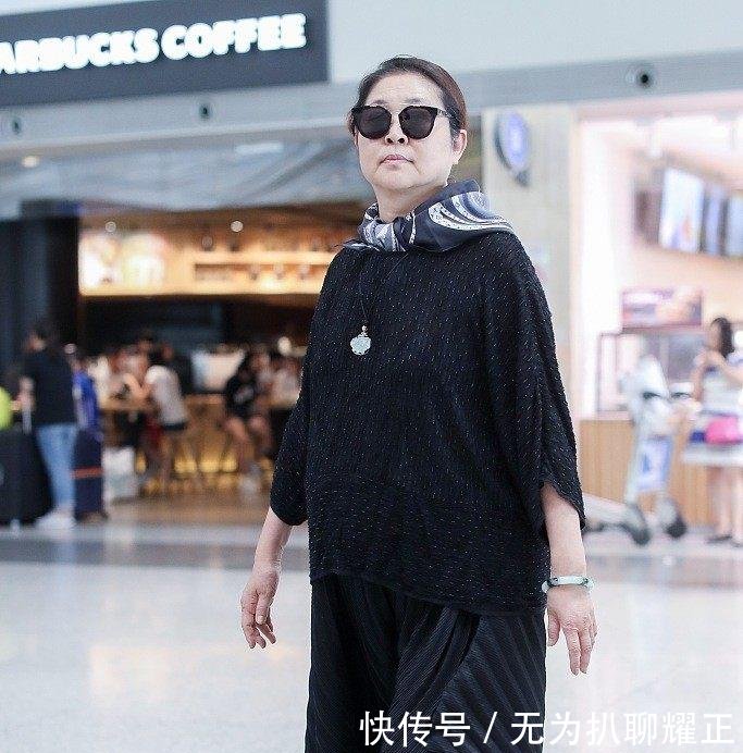 59岁倪萍素颜现身, 皮肤松弛、面部浮肿, 身材