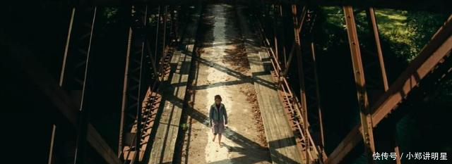 史上最强孕妇,分娩后隔天就端枪打怪兽,B级片