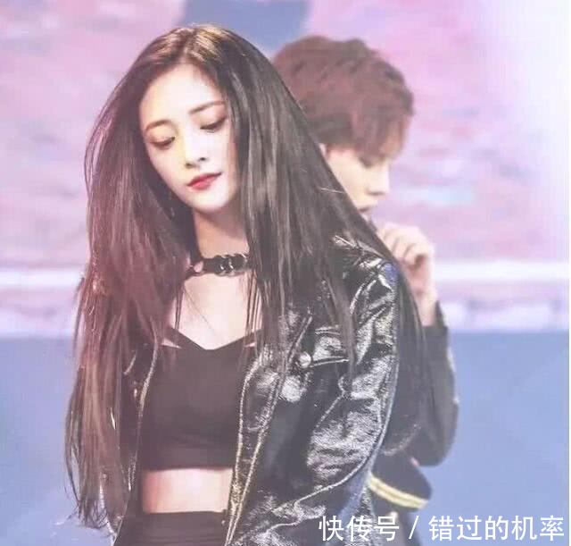 周洁琼短裤热舞太性感,站在后面的范丞丞的一