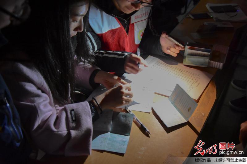 暖心一幕!青岛高校学生无偿献血排队到天黑,仍