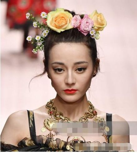 迪丽热巴的脸还能撑几年？她的水平在新疆根本不能算美女！