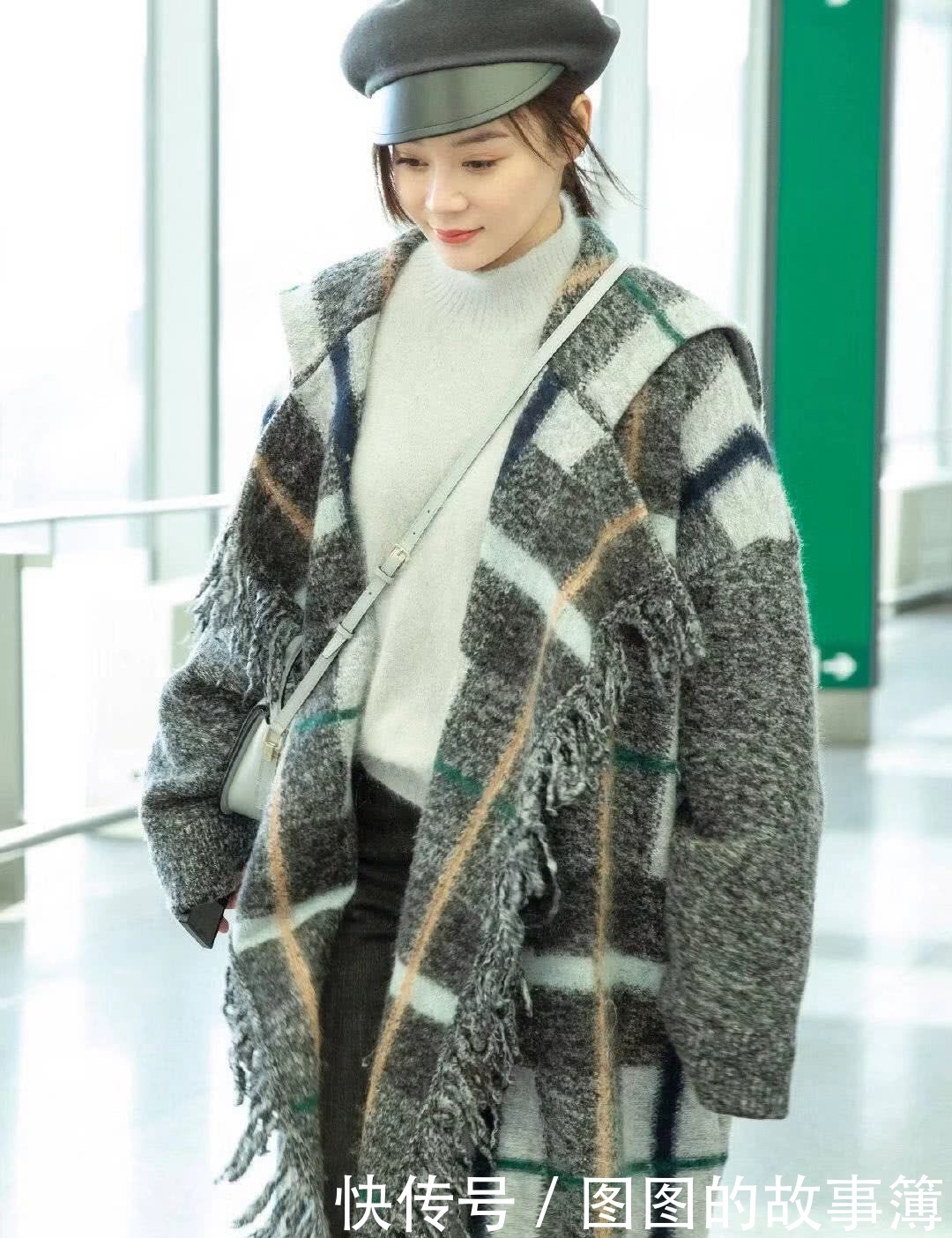 袁姗姗机场新造型真好看,格子大衣搭配报童帽
