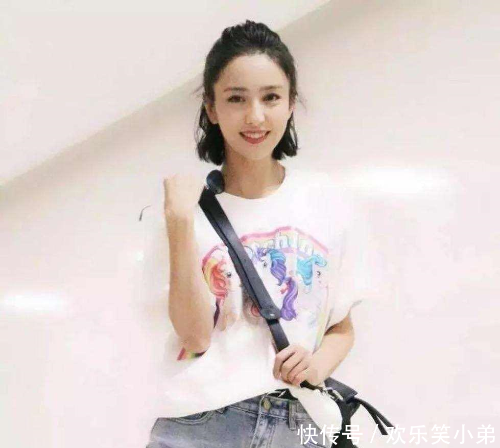 佟丽娅一身黑色运动装现身机场, 一个举动被赞