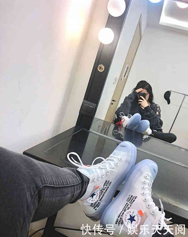 欧阳娜娜又出来炫富,脚上这双鞋有钱也买不到