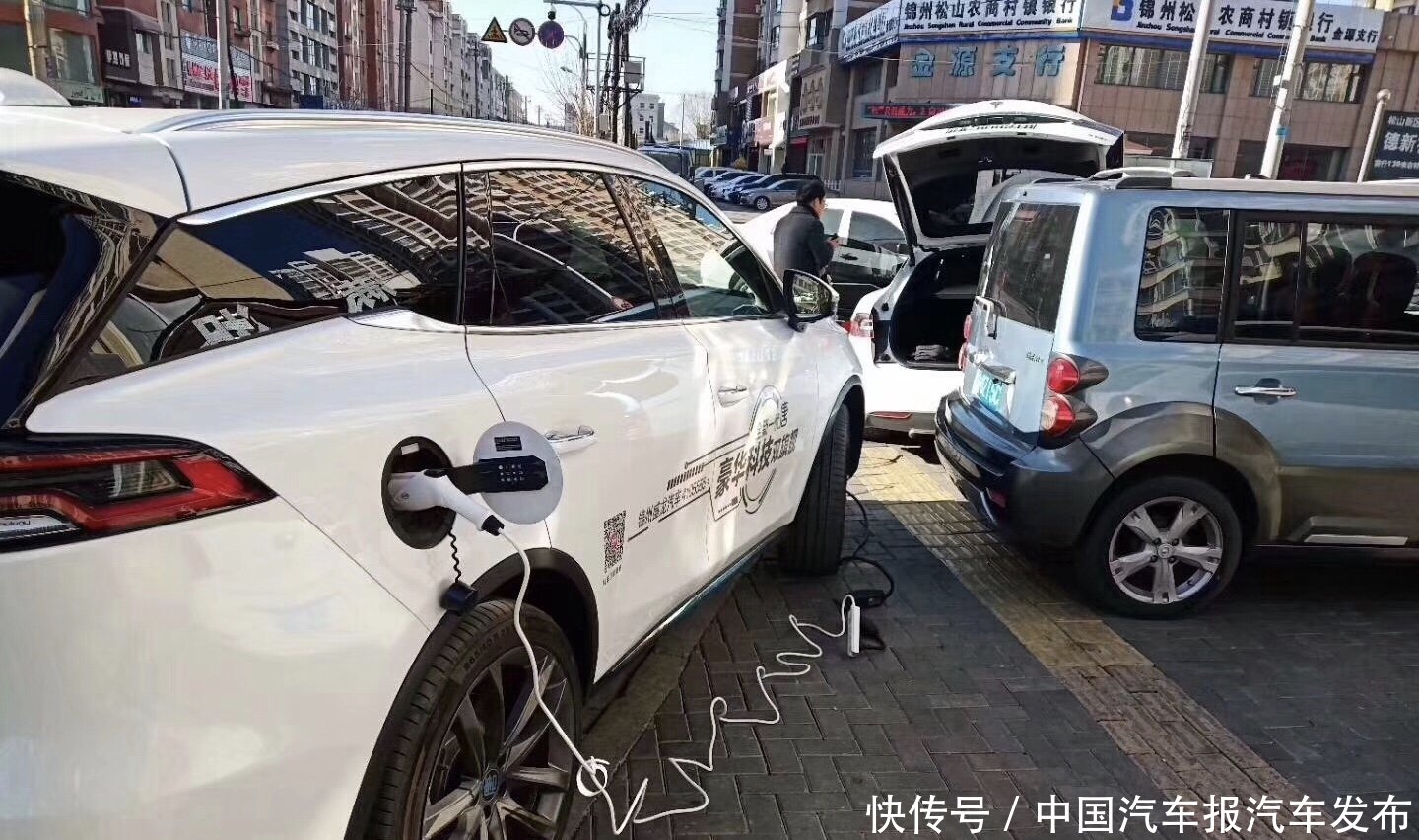 一代唐友情充当移动充电宝,为没电的特斯拉逆向充电