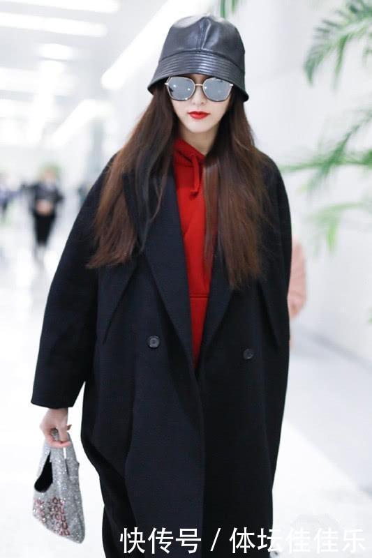 唐嫣穿一件黑色风衣出门, 配上大红色卫衣, 这俩
