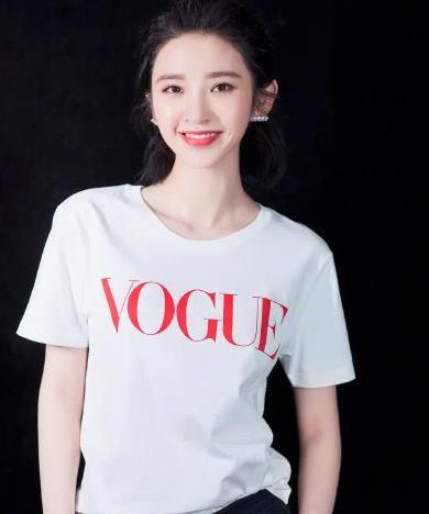 唐艺昕经常找她吃火锅,王源会给她寄零食,她的