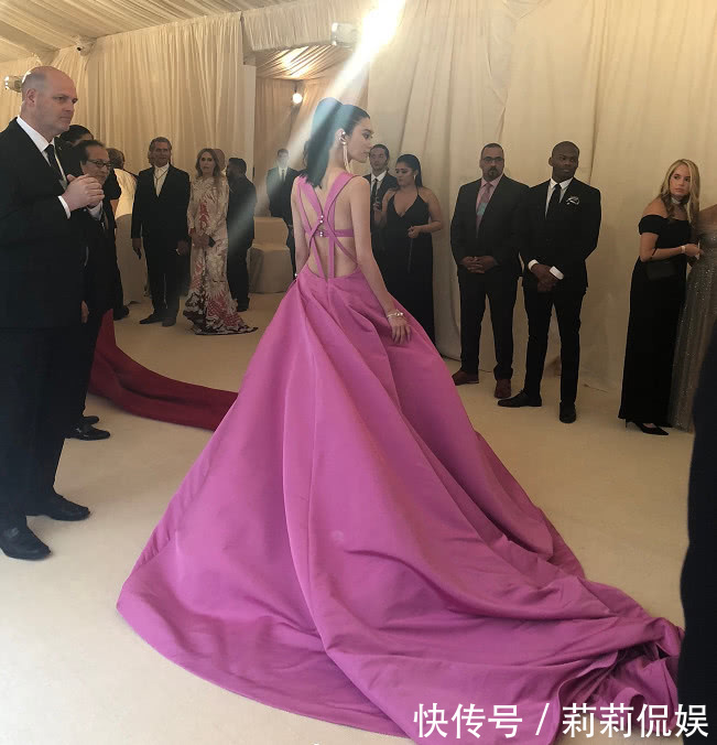 奚梦瑶戛纳写真堪比男人装拍摄,网友:小明转身