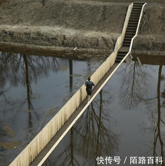 荷兰这座符号,当初修建时图纸将工人拿反,如保护器图纸高压柜大桥过电压图片