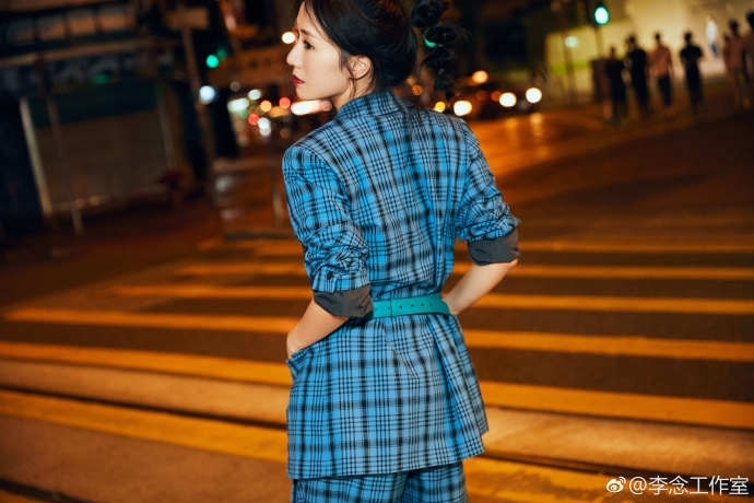 李念时尚街拍来袭，精致的妆容，时尚套装变身工作女郎！网友：撩人