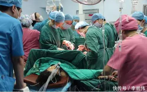 孕妇顺产生下小棉袄, 产后直冒冷汗, 医生掀开